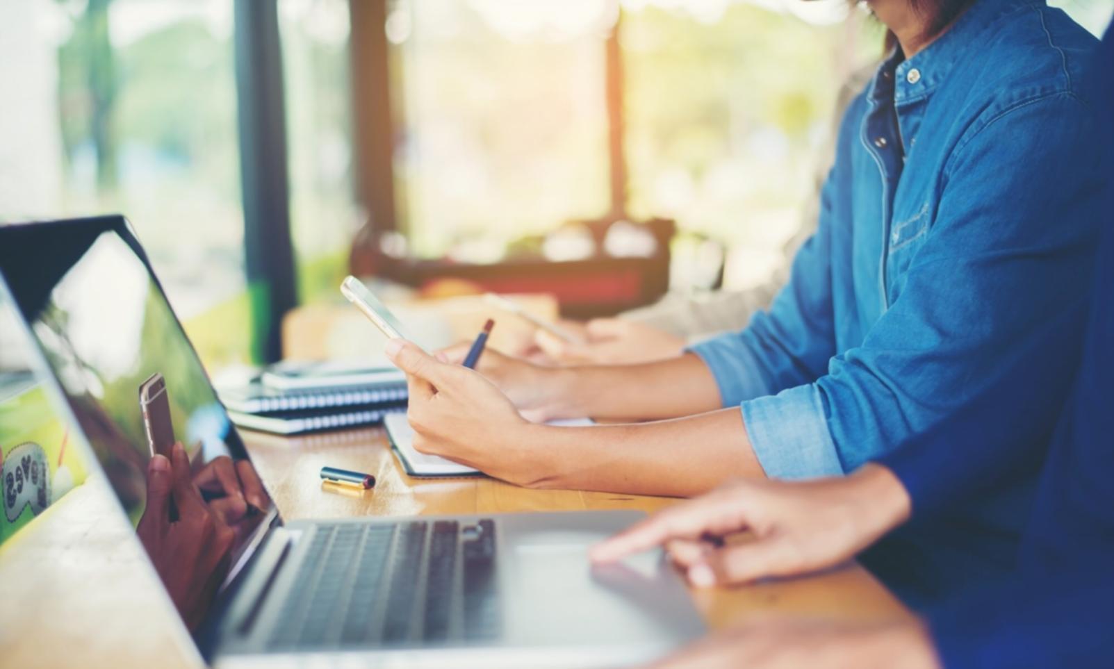 Apprenant travaillant sur son plan budgétaire personnel avec des tableaux et graphiques financiers