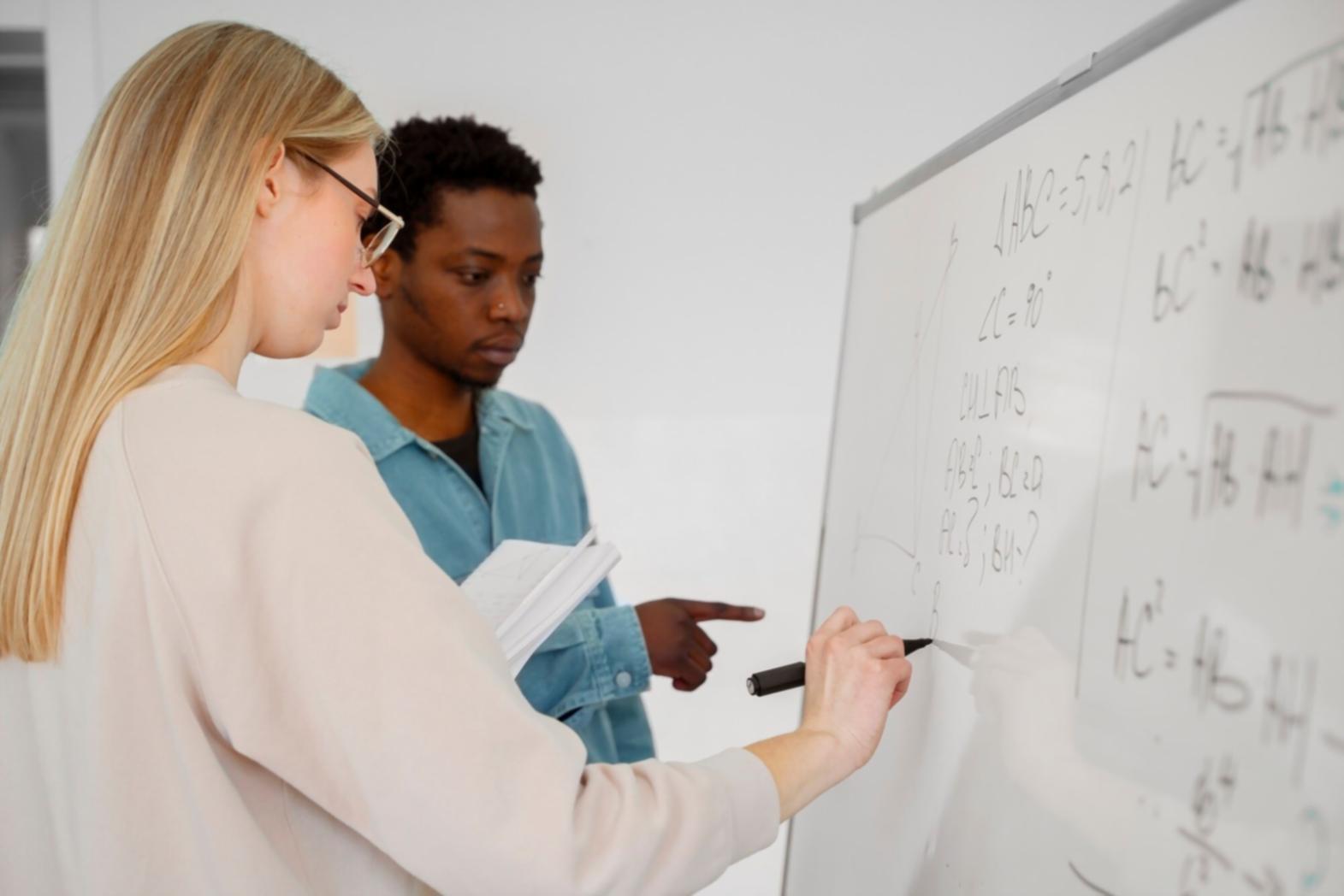 Espace de travail organisé avec ordinateur et documents financiers